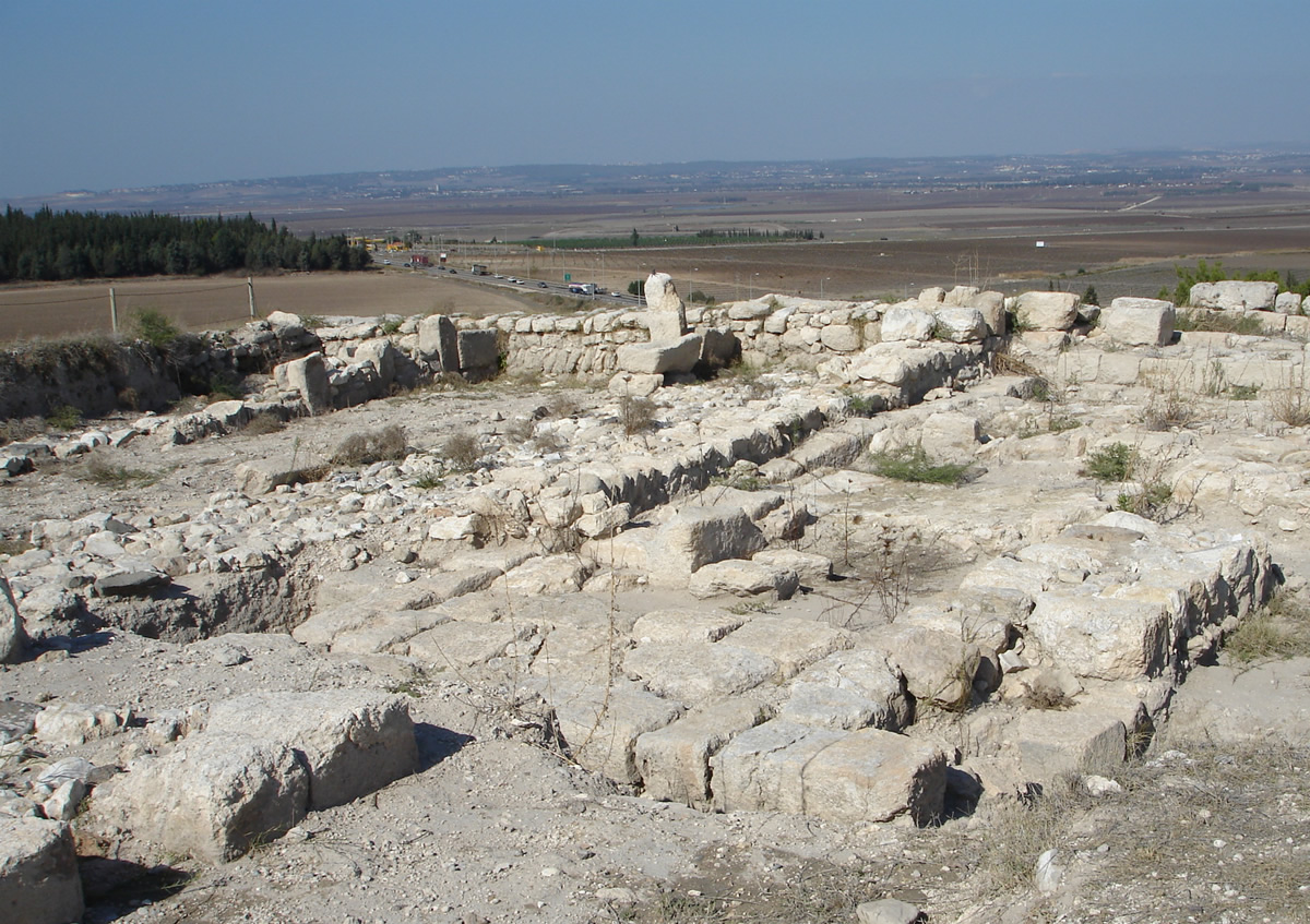 Ruinas de Megido. Constituyen uno de los yacimientos arqueológicos más importantes del Cercano Oriente y poseen un gran valor para la comprensión histórica de numerosos pasajes del Antiguo Testamento.